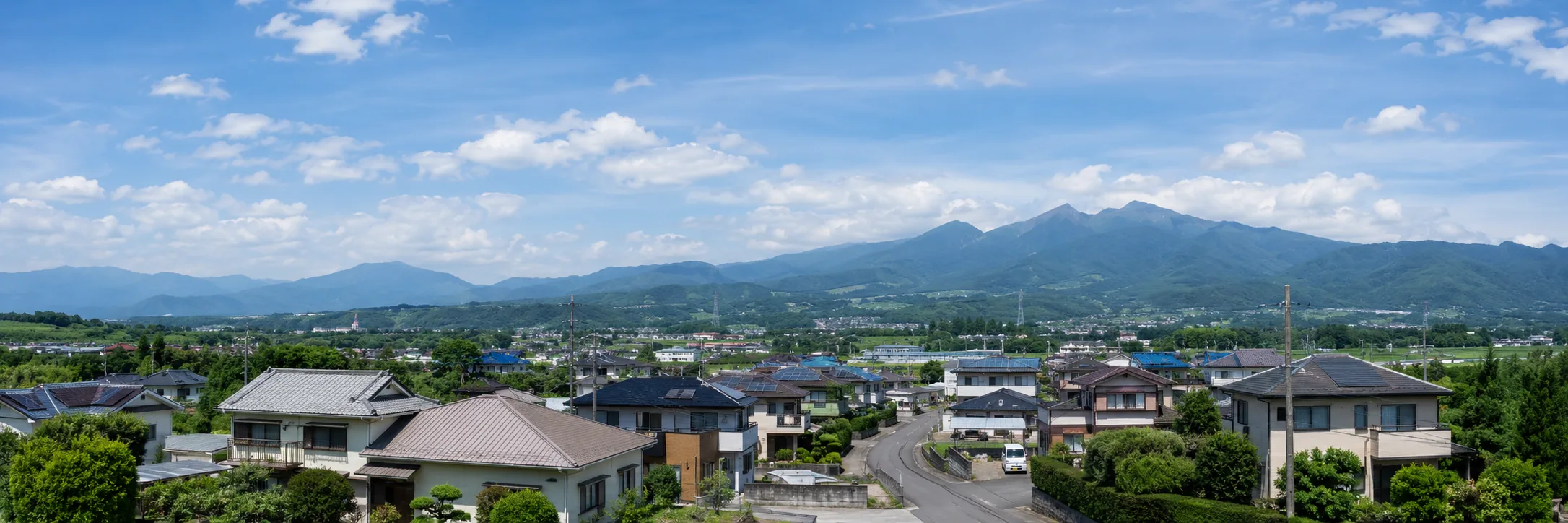 住宅地と山並みの風景